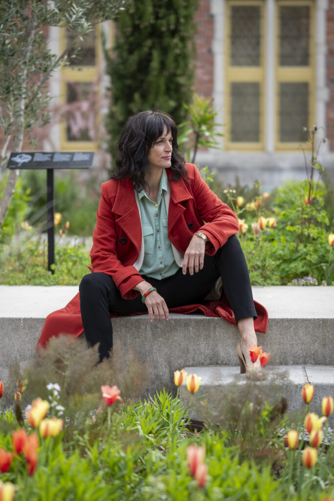 Perfect in translation Nadine Faes rode jas bloemen